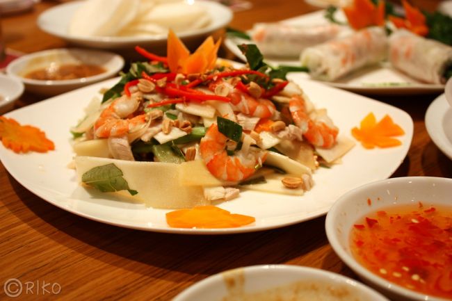 やっぱり注文♪<br />ヤングココナッツと海老のサラダ。<br />前回の訪越で友人もお気に入りの1品。<br />叔母チャンも美味しいと喜んでいました。<br /><br />夕食の後は健之家にてフットマッサージ。