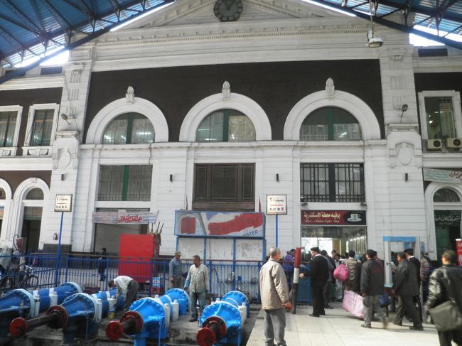 駅舎は結構派手ですし、カイロのラムセス駅よりもグレードが良くて綺麗です。