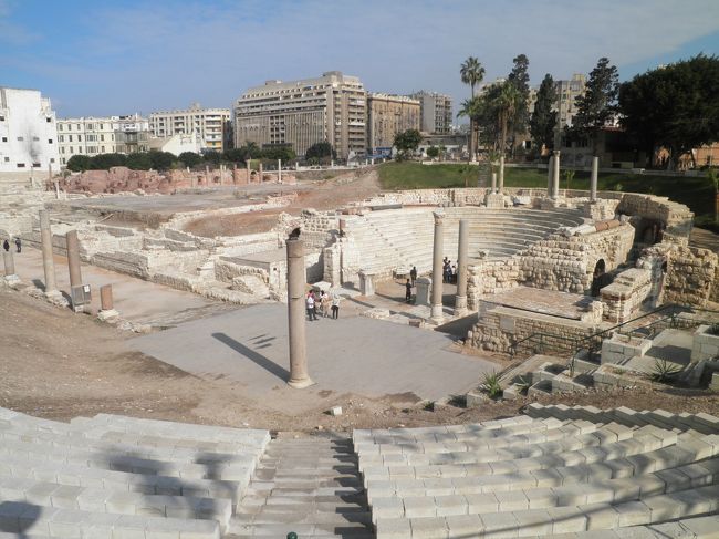 鉄道駅のすぐ傍にローマ円形劇場があります。