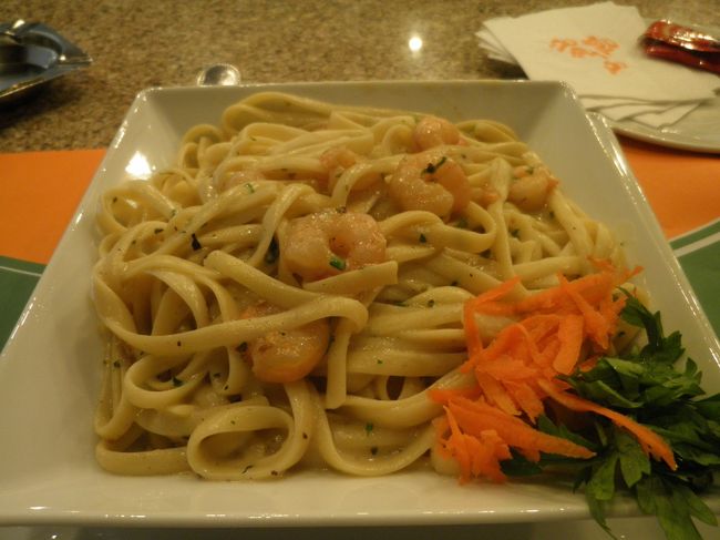 海岸沿いを歩く前に昼食を。