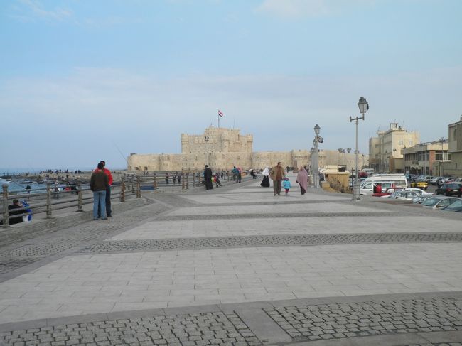 昼食後歩き始めて約1時間半後の15時前、要塞に到着。