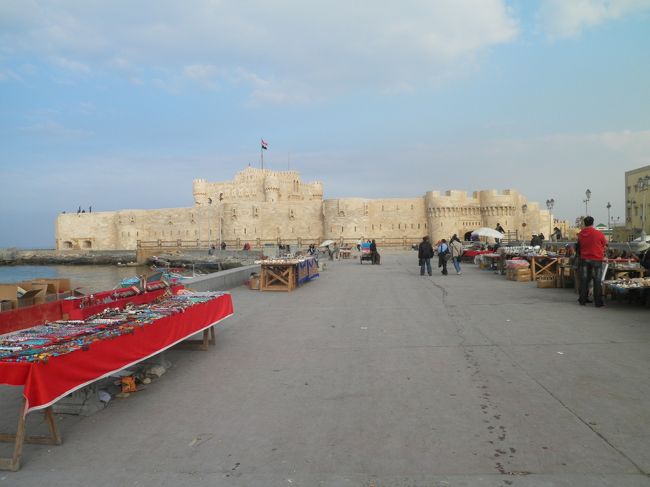 中々壮大な要塞です。中へ入ってみます。続きは旅行記アレキサンドリア２へ。
