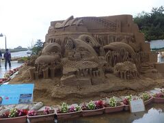 鳥取砂丘の入口のバス停について砂丘に向かう途中にあった砂の彫刻。みごとでした。