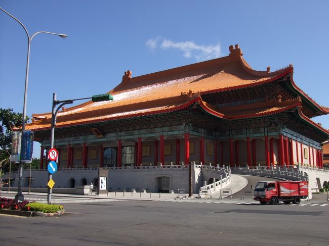 朝食を食べたあとは、ちょっと散策。<br /><br />写真は撮らなかったけど、市場のようなところを発見!!<br />おいしそうなものがたくさんあり、いろいろと買いました。