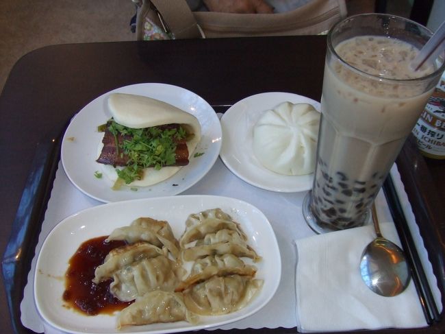 空港で軽食。(軽食かっ!?)<br />ここでやっとタピオカミルクティを飲みました。