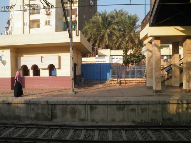 朝8時40分頃、オールドカイロ地区にある地下鉄のマル・ギルギス駅に到着。