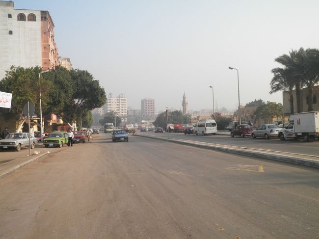 ガーマ・アムルの方へ歩きます。途中、検問に合いました。