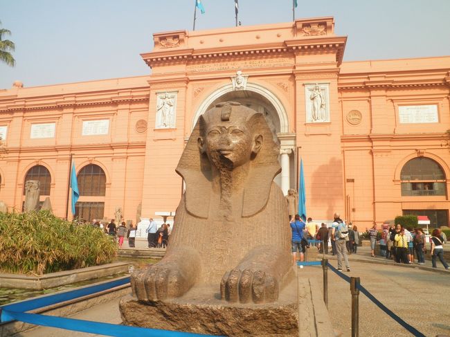 オールドカイロから移動してエジプト考古学博物館へ。時刻は10時20分頃。今回の旅行の最後の観光です。チケット売り場もかなりの人が並んでいました。