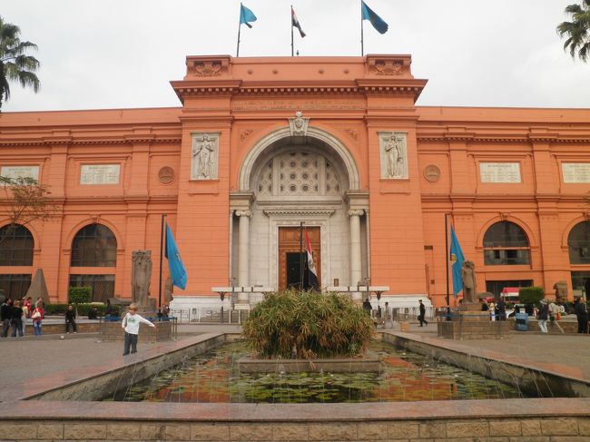 中は撮影禁止。約2時間見学しました。じっくり見るには2時間では足りないほど広くバラエティーに富んでいました。メインはツタンカーメンの黄金マスク、ラムセス2世をはじめ歴代の古代エジプト王のミイラ、種々の王を描いた像などです。