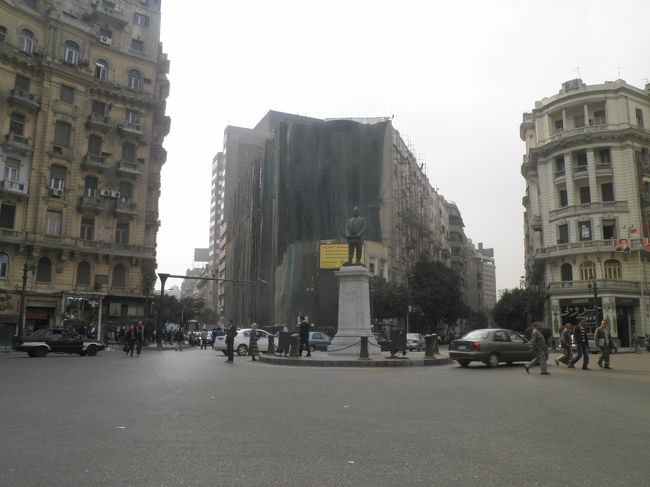 エジプト考古学博物館から歩いてホテルへ。13時頃に荷物を受け取った後、タクシーで空港へ。カイロの街中は渋滞。渋滞を抜けてもタクシーは車線などおかまいなしに狭い車間をすり抜けての運転。良くこれで事故らないなと冷や冷やしました。