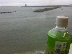 越中国分駅を過ぎると、日本海のすぐ横を走るようになります。