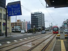 バスは「広小路」で途中下車し、
高岡駅まで万葉線（路面電車）に乗ってみます。
車内アナウンスは、立川志の輔氏の声でした！