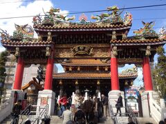 三和楼の近くにある関帝廟。
極彩色の立派なお寺です。