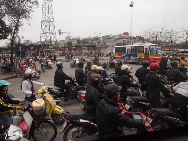 「ベトナムに来たぞーーー」と思い知らされるこの景色。<br />カゴに炊飯器入ってる・・・