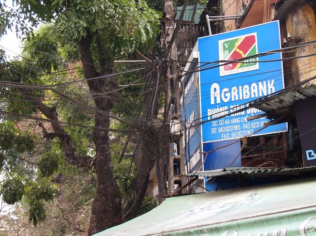 前回ベトナム行ったときは気づかなかったんですが<br />バイクの交通量に匹敵するほどのカオス発見！<br />電線がカオスすぎですっ