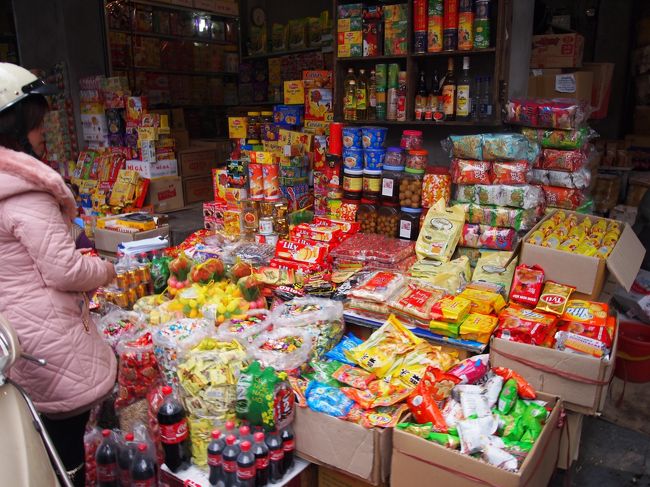 カラフルな食料品店さん。<br />このお店はスコールきたらすごいことになっちゃうと思います。<br />屋根なかったので・・・