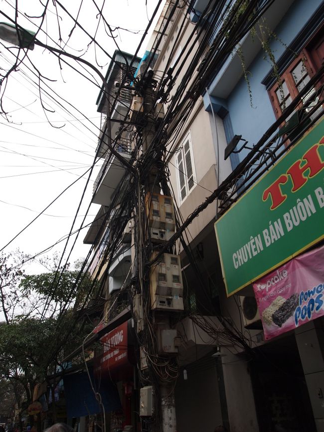 衝撃的にカオスだった電線。<br />これでちゃんと電気通ってるのか不安になります。