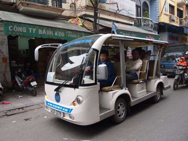 このゴルフカートみたいなのは<br />ハノイの旧市街の観光用に使われているようでした。<br />確かに、観光客がうじゃうじゃ歩いていたら<br />危ないし、小回りのきくゴルフカートはちょうどいいかもしれないですね。