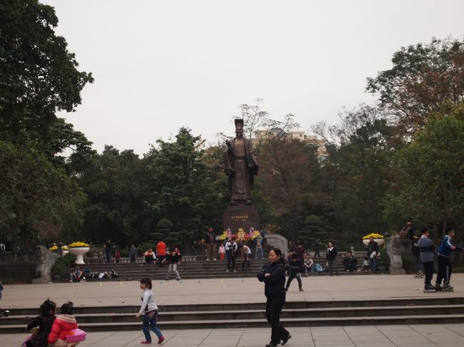 遠くに見えるのがリータイトー像です。<br />2004年にフランスからの解放50周年<br />（インドシナ戦争におけるディエンビエンフーでの勝利）と<br />2010年のハノイ建都1000年祭に向け造られた像だそうです。