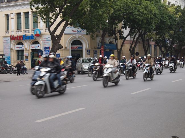 驚くほどの交通量はないですが<br />ここを横断するのは一苦労でした・・・