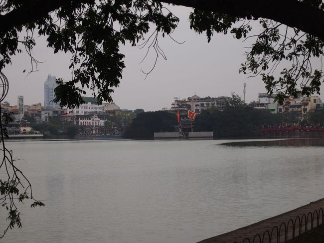 リータイトー像のある広場から<br />道路を渡るとホアンキエム湖が見えます。