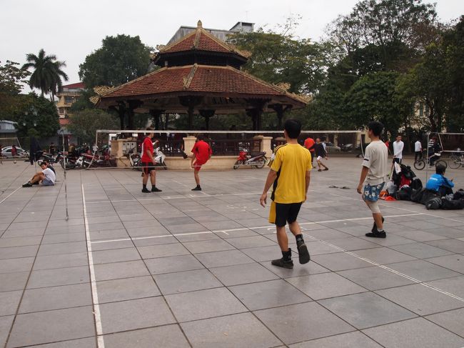 セパタクローのようですが、<br />でっかいバドミントンの羽根みたいなものを使っていました。