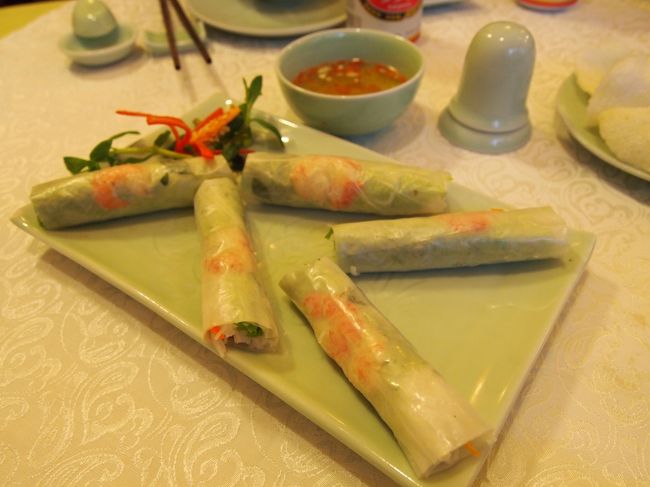 ゴイクン。<br />生春巻きです。<br />日本で食べるものより皮が少し堅く感じました。<br />お店によってかな？