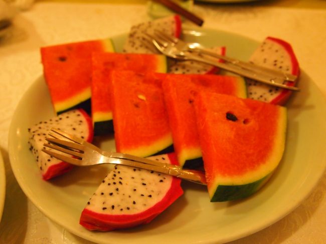 デザートはもちろんフルーツ！<br />ほんっとうにドラゴンフルーツが大好きでしょうがない私。<br />今回の旅でも１日5個分くらいは食べてた気がします。<br />１年中ドラゴンフルーツが食べれる場所に永住したい。。。