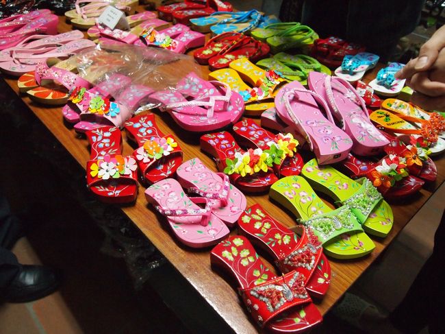 お土産屋さんで見つけたかわいいサンダル。<br />(でも歩きづらそう・・・)