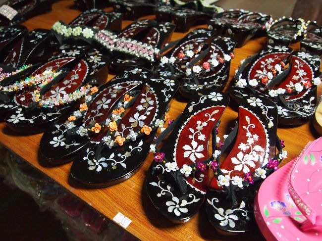 黒バージョンは着物とかにもいいかもしれないですね〜<br />(でも歩きづらそう・・・)