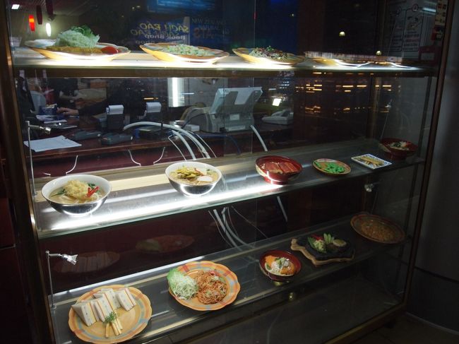 ハノイのノイバイ空港で発見したレストラン。<br />たぶん・・・日本のファミレスのお古なんじゃないか<br />というようなサンプルがいっぱい。<br />色あせてます。。。