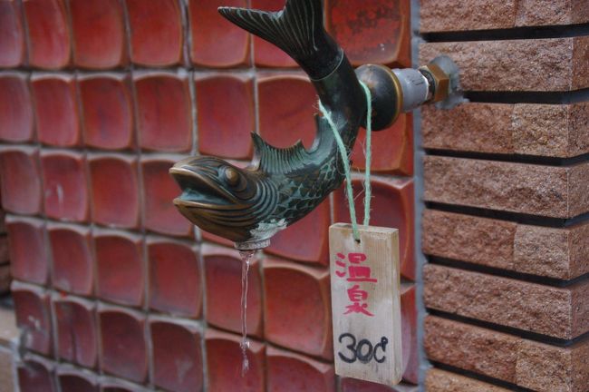 あちこちで温泉が湧き出ている伊東の街中。