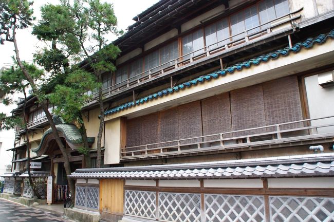 隣りは似たような建物だけど、別物らしい。<br /><br />でも、こちらは宿泊出来るところのもよう。外人さんが多いらしい。