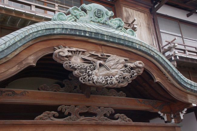 旭日と鶴の彫物が飾られている。