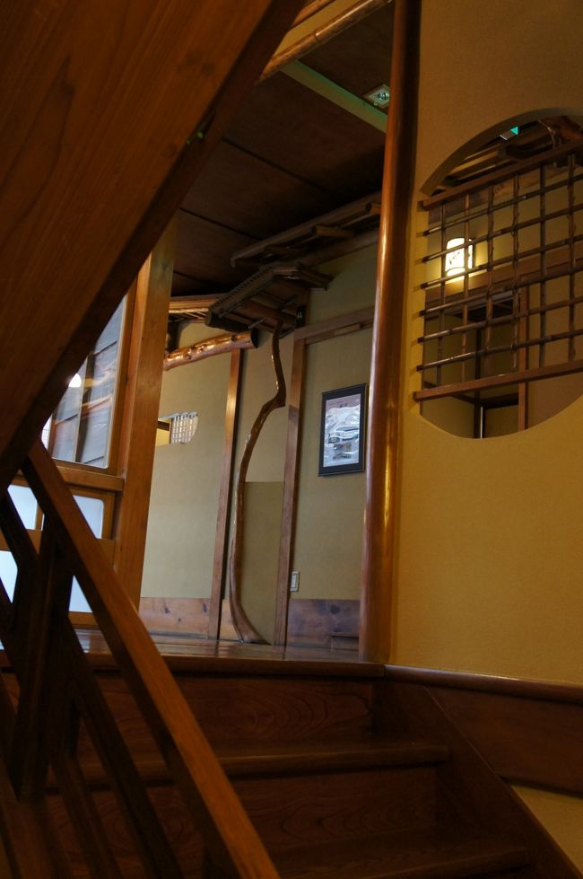 昭和13年頃に建築された部分では、3人の棟梁を各階ごとに競作させたこともあり、廊下の飾り窓や階段の手すりの柱などにそれぞれ違った職人の技と凝った意匠を見ることが出来る。