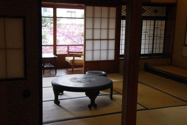 昭和13年竣工の新館と呼ばれた客間。<br /><br />床の間のつくりは、決まりに基づいて造られた「真」の構えと言われているそう。床柱は黒壇。