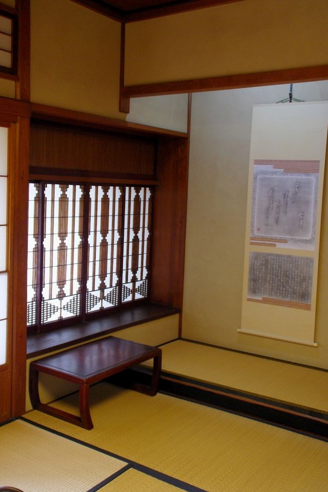 孔雀の間<br /><br />床の間のつくりは、自由で閑寂な造りの「草」の構えと言われているそう。床柱には、桜の皮付き丸太が使われている。<br /><br />ここの書院は付書院といって、縁側に出窓を張り出させ、障子と欄間を入れ、棚板を設けるもの。書院障子は組子細工が施されている。