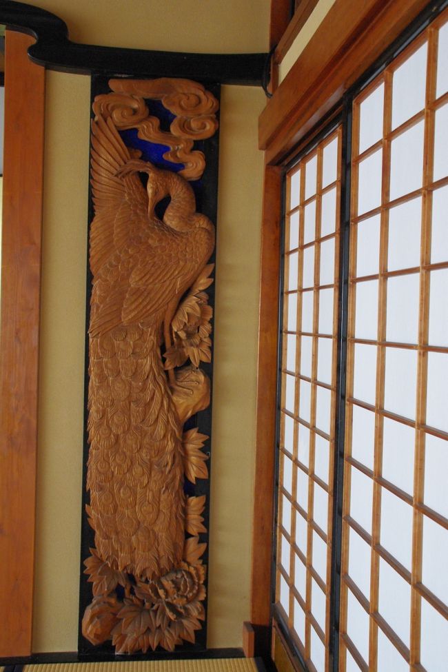 舞台となっていたところの両脇には、見事な彫刻がなされている。
