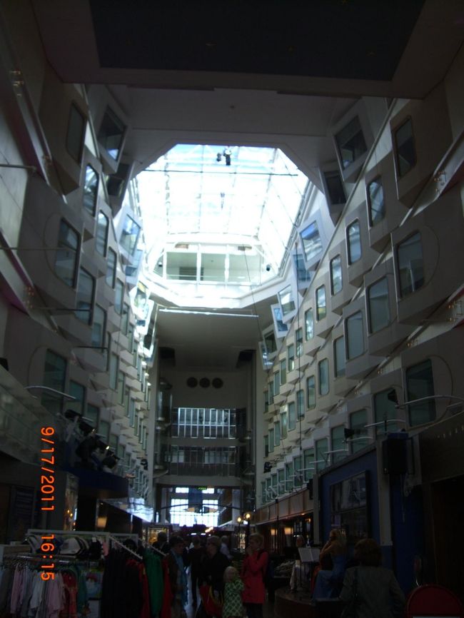 中はこんなかんじ。<br /><br />両脇にショップやレストランが並んでます。