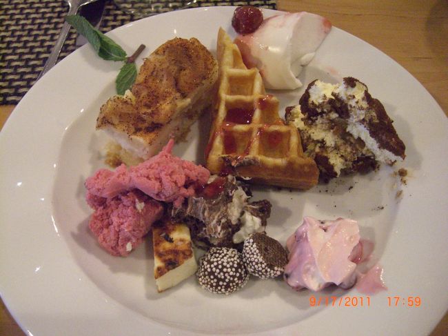 今日の夕食は北欧のバイキング、スモーガス料理。前菜からメイン、デザートまで各種好きに食べる形式は、日本のそれと一緒かな。<br /><br />どれも美味しかったけど、やはり魚介類が良かった。写真はてんこ盛りにしたデザートですが(笑)