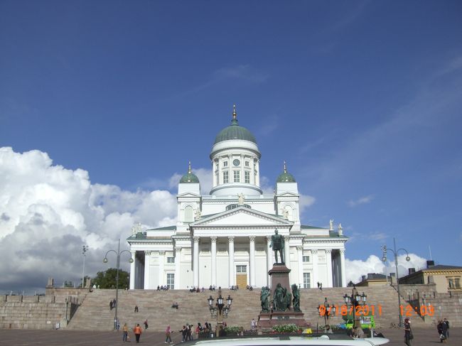 次の日、ヘルシンキは快晴！<br /><br />白いモスクに青い空が映えて、まさにフィンランドのイメージそのまま！青と白！