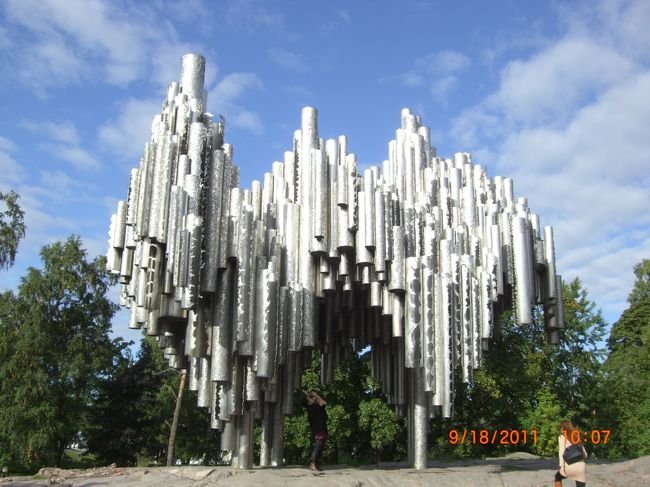 午前中は、みんなで、ちょっと郊外のシベリウス公園へ。有名な作曲家らしいです。