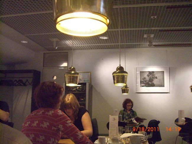 マーケットをあとにして、メインストリートへ。<br /><br />今日はあいにくの日曜日で、ショップがどこもお休み。。(泣)<br /><br />それでもなんとか開いてるところに入って、お土産購入。イッタラで、スプーンと鍋敷き買ったよ。<br />マリメッコは開いてないので、空港で買うことに。<br /><br />そして、かもめ食堂にも出てくるアカデミア書店内のカフェで一休憩。<br />小さいけど落ち着くお洒落なカフェでした。<br />