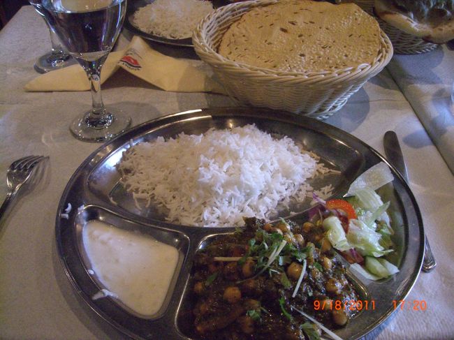 その後、ツアーメイトと合流して最後の晩餐。<br /><br />なぜか、インド料理(笑)<br />そう、もうスパイシーな味、米への欲求が出てきました。とにかく慣れ親しんだ味に飢えてる。