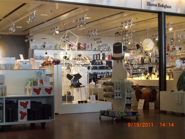 次の日、朝早く空港に向かいます。<br />これで、今回の旅は終わりかと思ったら、急に気が抜けたらしく、ヘルシンキ空港についてから途端に具合が悪くなってきた、、！<br /><br /><br />早めに着いて買い物したかったのにそんな元気もどんどんなくなり、、。<br />乗り継ぎのコペンハーゲン空港では、何もできずひたすらソファーでぐったり。<br />かなりヤバイ感じがしたので、飛行機乗ってCAさんに抗生物質もらって飲んで寝ました。<br />成田に着く頃には薬が効いたのか、だいぶマシになってましたけど、多分知恵熱？？ww<br />最後まで気を抜いたらだめですね。(^^;)