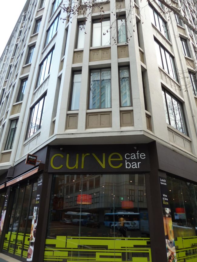 いきなりこの写真、何だ？と思われるかと思います。<br /><br />今日から2泊3日でエアーズ・ロックへ行くのですが、最終日にまたシドニーへ戻ってきて1泊するホテルがこの写真のVibe Hotel Sydney。今回の旅行は4人家族なのでスーツケース2個。しかし、その2個を持ってエアーズ・ロックへ行くのはちょっと・・・と思い、事前にVibe Hotelへメール連絡。宿泊日の数日前からスーツケースを預かっていただけるようお願いしてありました。<br /><br />ということで、この日は起きてまず、散歩がてらスーツケースを一つ預けにいきました。4泊したMetro Hotel Sydney Centralから歩いて10分も掛かりません。本当はエアーズ・ロックから戻ってきた後の1泊もMetro Hotel Sydney Centralに泊まりたかったのですが、残念ながら満室で取れませんでした。なので、近場のホテルを手配。