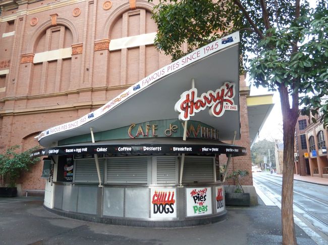 散歩がてらホテル周辺を歩いて撮影。<br /><br />昨晩、ミート・パイを買いにいったハリーズ・カフェ・ド・ホイールです。