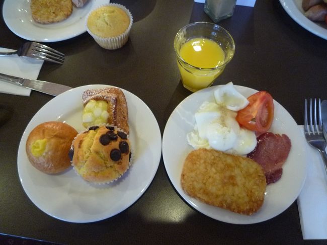 ホテルに戻り、家族で朝食です。<br /><br />子ども達は添い寝扱いだったので、大人2人4泊朝食付きで手配しておりました。最初の朝は日帰りツアーの出発が早く、ホテルで朝食を取ることができなかったので、朝食券（日付なし）が2枚残っており、それをちょうどこの最終日の子ども分に充てることに。ちなみに、他の2日は子ども達が寝ている間に夫婦だけで朝食をサッと取りました。<br /><br />子ども達はOZ滞在5日目にして初のホテル朝食に大満足。