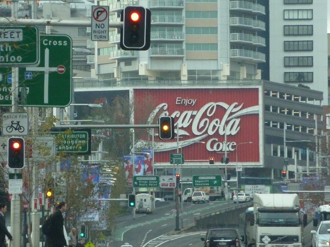 準備ができたらチェックアウト。フロントでタクシーを呼んでもらい、シドニー空港国内線ターミナルへLet's go〜。<br /><br />そういえば、OZ滞在中タクシーに4回乗りましたが、毎回運転手さんが違う国の方でした（豪、レバノン、印、中）。運転手さんとの微妙な会話も一つの楽しみでしたが、今回のレバノン人の運転手さんは子ども達にも笑顔で話しかけてくれて一番印象的でした。<br /><br />写真は、キングスクロスを通過中です。