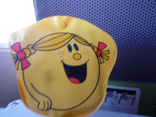 機内に乗り込む際、子ども達はおもちゃ（ケースに入った色鉛筆）をいただきました。日本の航空会社とはまた違ったもので、子ども達も上機嫌。